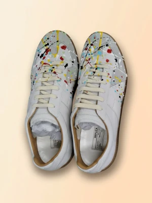 Maison Margiela sneakers paint splatter - Helt nya, kvitto finns. Nypris 4500 och mitt pris är på 2999. Det är använda en gång och passar 45. 