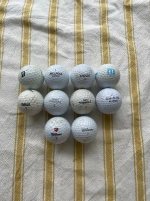10 olika golfbollar, mixade märken - Säljer ett set med 10 vita golfbollar från olika märken som Wilson, Top-Flite, Pinnacle, Strata, Eagle och Bridgestone. Perfekt för dig som vill fylla på golfbagen med en blandning av bollar. Alla bollar är i standardstorlek och har klassisk dimple-yta.