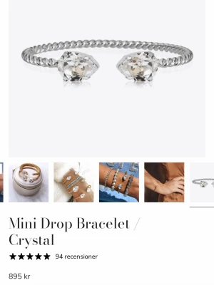 Mini Drop Bracelet Crystal silver - Snyggt armband i silverfärg med tvinnad design och två stora, klara kristaller som droppar i ändarna. Perfekt för dig som gillar stilrena och glittriga accessoarer. Armbandet är justerbart och passar till flera olika looks. Lite missfärgningar som knappt syns(tror även att de går att putsa bort för det ska inte rosta)