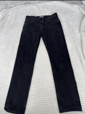 Svarta raka jeans från lager157 - Säljer ett par svarta jeans från 157 med rak passform och klassisk femficksdesign. Jeansen har normal midja och är tillverkade i ett slitstarkt denimtyg. Perfekta för dig som gillar en enkel och tidlös stil.