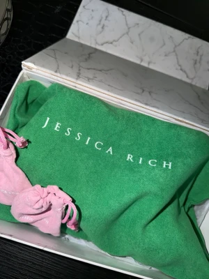 Jessica Rich klackskor  - Säljer ett par HELT NYA och vackra ”Jessica Rich” klackar med box och tillbehör till ett OTROLIGT pris!!! Köpte för mycket dyrare online. Säljer pga fel skostorlek.  FÖRST TILL KVARN är det som gäller!!✨