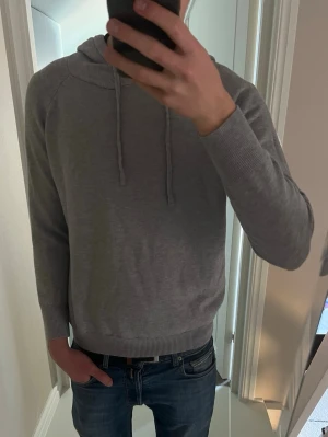 Merinoull hoodie - Säljer denna schyssta merinoull hoodien i storlek S/xs. Det finns inga defekter och jag har bara haft på mig den några gånger. Hör av dig om du har frågor om priset eller annat. 
