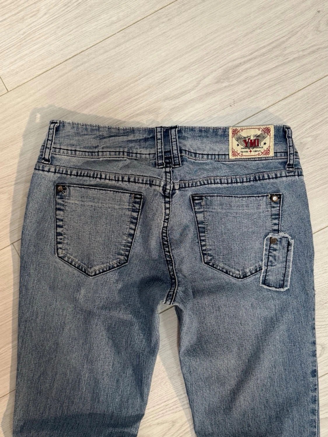 Low bootcut jeans med slitningar  - 4