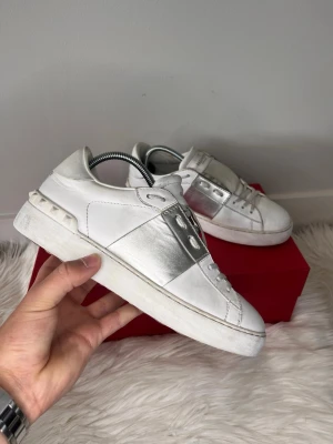 Valentino opens - Säljer dessa supersnygga valentino opens💫 | Skorna är i strl 37, och är i 8/10 skick. | Dustbag medföljer 💫 |   Hör av er vid frågor☺️