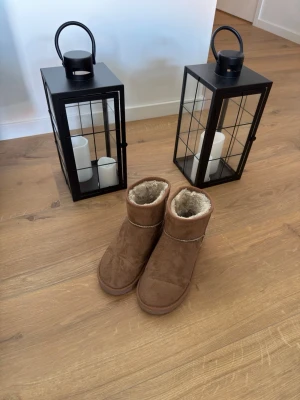 Bruna fluffiga uggs i mocka-look - Bruna ”uggs” från lager 157, bild på storlek finns på bild 4, del är använda men inte trasiga. Absolut lite ”tilltufsade” men inga hål, trasiga sulor eller ”bitar” som lossnat. Helt enkelt begagnade skor som fortfarande är hela.💕☺️