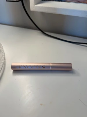 Lenoites ögonfransserum guldrosa - Snyggt ögonfransserum från Lenoites i en stilren guldrosa tub. Perfekt för dig som vill boosta dina fransar med ett serum som både ser lyxigt ut och är enkelt att applicera. Tuben har en smidig och kompakt form som passar perfekt i necessären.