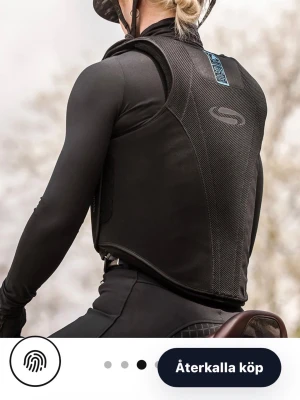 Svart säkerhetsväst för ridning - Säljer en svart säkerhetsväst från Back on Track, designad för ridning. Västen har en ergonomisk passform och är tillverkad i slitstarkt meshmaterial för bra ventilation. Justerbara axelband och diskret logga på ryggen. Perfekt för dig som vill ha extra skydd vid ridning. Men en smalare, tunnare typ av väst.
