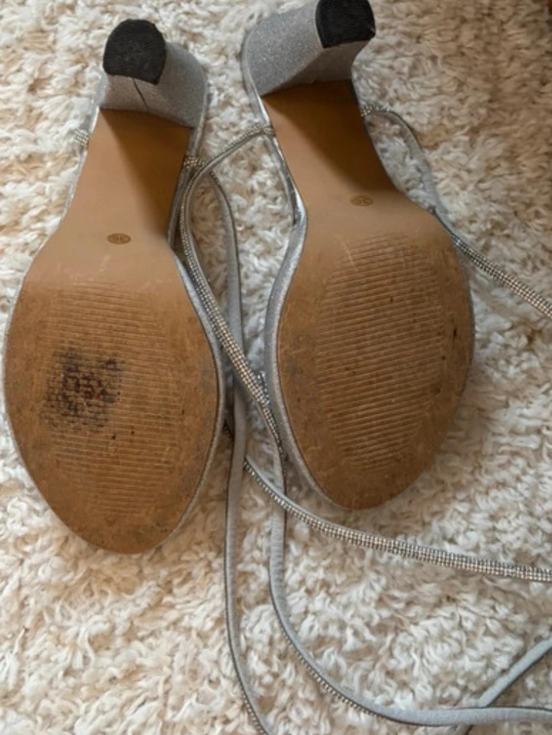Silvriga glitterpumps med remmar - 3