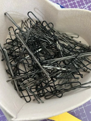 Hår nålar? - Nya/ej använda, bara legat i en liten ask.  48st gråa och 26st svarta. Olika sorter på dem.