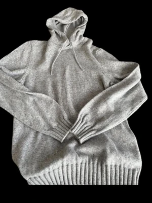 Grå stickad hoodie - Hej, säljer nu min extremt eftertraktade och slutsålda hoodie från dressmann. Hoodien är i storlek M och passar perfekt till sommar kvällar. Skriv vid fler funderingar!