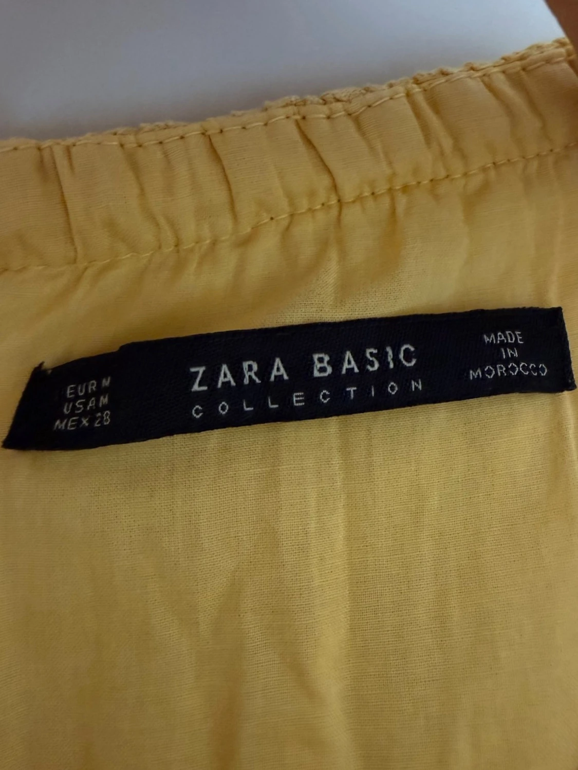 Gul volangklänning från Zara - 1