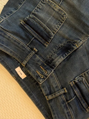 Mörkblåa vida jeans  - Säljer ett par mörkblåa jeans. Helt oanvända, säljer då de ej kommit till användning.