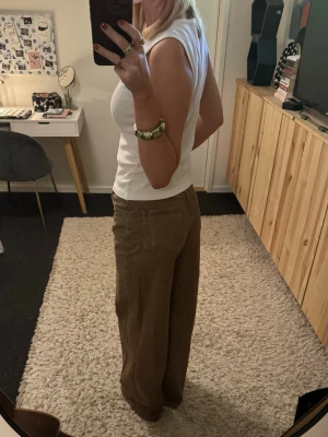 Bruna jeans från Ávora - Säljer ett par bruna jeans med medelhög midja och raka, vida ben. Knappt använda och i ny skick. 