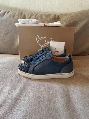 Christian Louboutin Washed Blue - Skick - 9.5/10 knappt andvända, storlek 41 sitter som 42! Inga skador inga defekter, mockan är helt ny , endast Låda dustbag nitpåse ingår