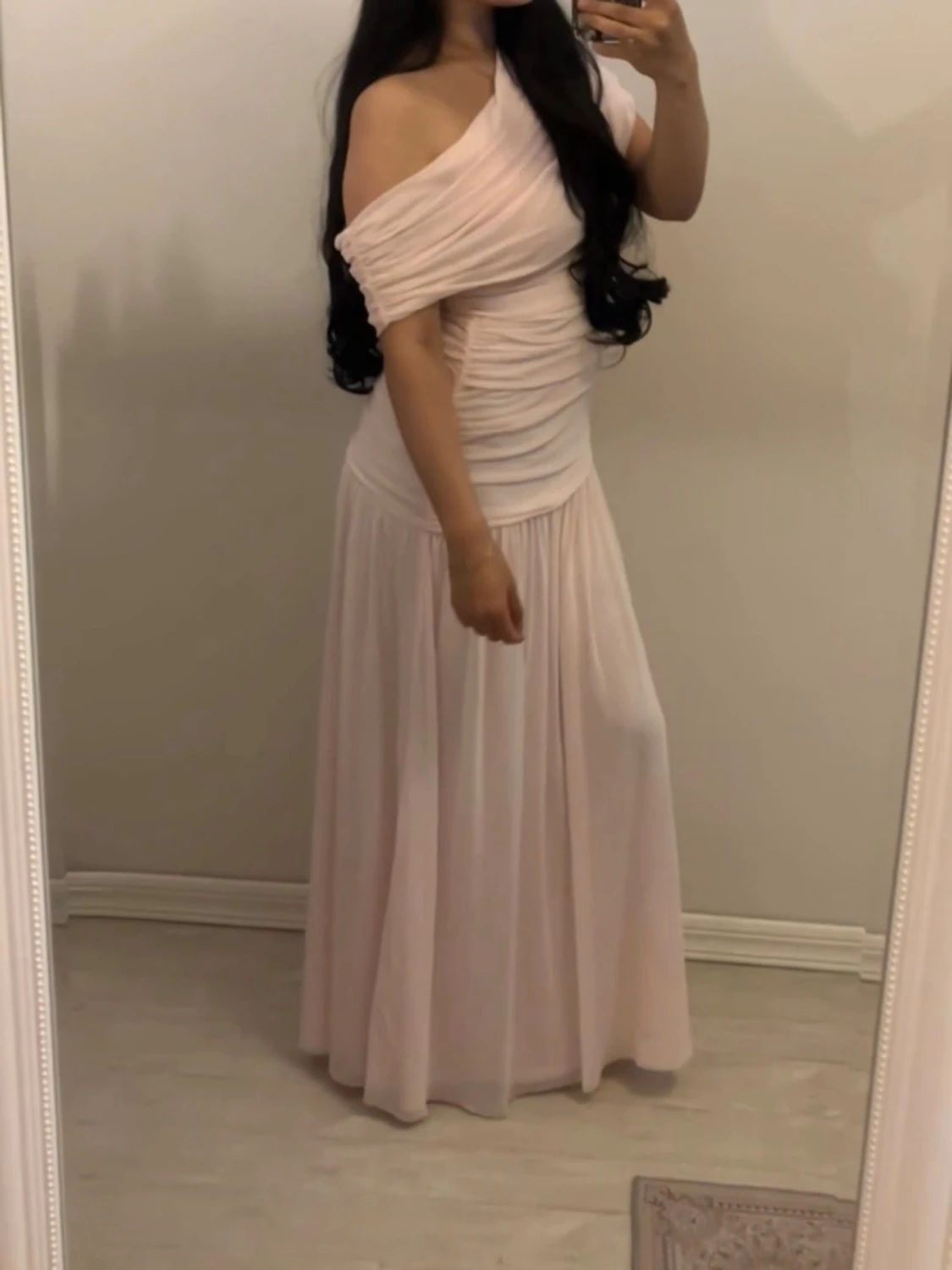 Ljusrosa oneshoulder långklänning