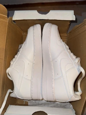 Nike Air Force 1 vita sneakers - Klassiska Nike Air Force 1 sneakers i helvitt läder. Helt nya