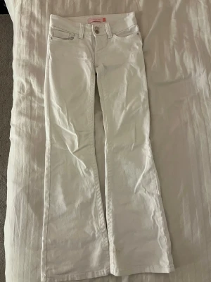 Vita Lågmidjade Jeans - köptes nu under våren och har använts, har inga defekter utom lite smuts som fästs sig längst ner på jeansen (se bild 5 & 6). skriv privat för fler frågor och skicka gärna prisförslag🩷🩷