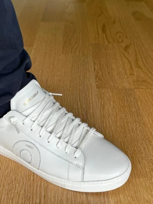 Oliver Cabell Low 1 White Wall sneakers - Oliver Cabell Low 1 White Wall-skor, storlek EU 45  Helt nya, aldrig använda (köpta fel storlek på andra paret) och kan därför inte skicka tillbaka paret som inte passade. Oliver Cabell Low 1 White Wall-skor, storlek. Pris: 180 €. Ursprungligt pris var 190 € plus frakt och tull. Hör av vid minsta funderingar.!