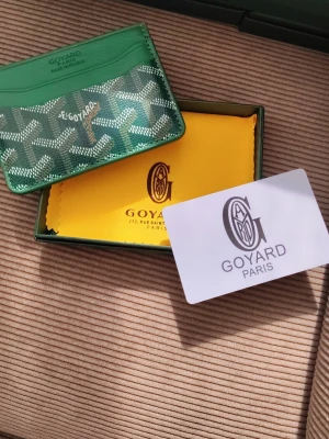 Grön korthållare från Goy4ard  -  och dustbag.