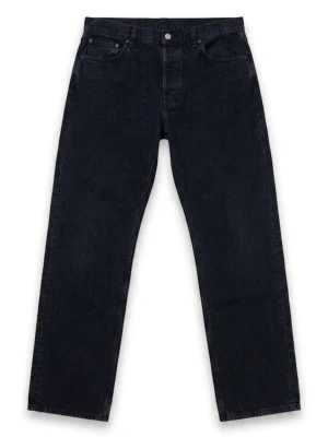 Svarta raka jeans weekday  - Säljer ett par svarta jeans med rak passform och klassisk femficksdesign. Jeansen har knappgylf och är tillverkade i ett kraftigt denimtyg. Perfekta för dig som gillar en enkel och stilren look.