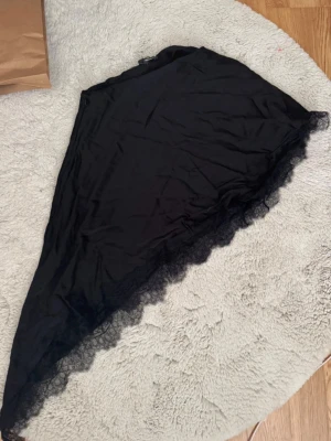 Asymmetrisk off shoulder topp/cape - Snygg cape/top som är off shoulder med spets. I silkes material. Aldrig använt. Har en dragkedja vid sidan. 
