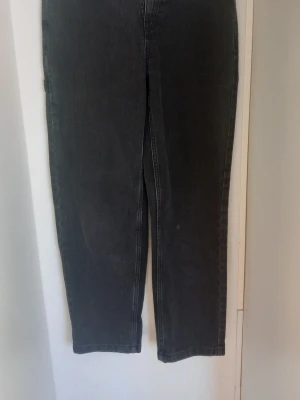 Baggy jeans - Svarta baggy jeans från Cubus i storlek 164. Använda men i mycket fint skick utan slitage eller skador. Baggy passform med bekväm modell. Perfekta till vardags och enkla att styla.