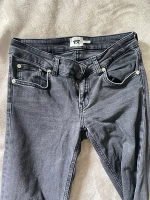 Grå svarta bootcut jeans  - Köpta på lager 157. Grå svarta i färgen. Midwaist/lowwaist.