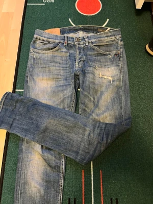 Dondup George jeans med skitsnygg wash - Riktigt snygga dondup George jeans med en riktigt snygg wash och snygga slitningar, i storlek 32, mått kan skickas vid efterfrågan!!