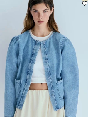 Ljusblå jeansjacka med puffärm - Jättesnygg jeans jacka som är ny utan prislapp från hm! Köp, galet snygg