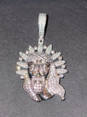 Jesus diamond pendant - Smyckhänge med cz stenar, väldigt fin och skiner fint