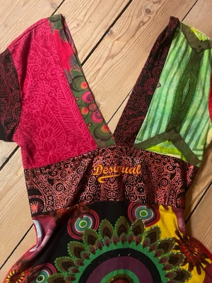 Unik Desigual klänning  - Unik och färgstark klänning från Desigual med v-ringning och korta ärmar. En aning för liten för mig så används ej (är storlek M/L). Klänningen är XS men skulle säga den passar även S/mindre M🌸