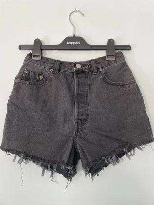 Levis jeans shorts  - I använt skick, vintage. Inga fläckar slitage visas på bild 4. Små i storlek Midjemått: ca 32 cm.