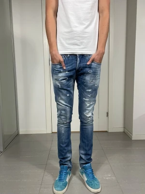 Dondup George Jeans  - Säljer nu dessa Dondup George Jeans med snygga slitningar i populär design, mått ca 37 o 107 cm. skriv för fler bilder/frågor🙌🏼