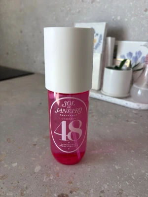 Sol de Janeiro Cheirosa 48 Body Mist - Fräsch body mist från Sol de Janeiro i doften Cheirosa. Rymmer 240 ml och är perfekt för dig som gillar söta och fruktiga dofter. Använd 3 ggr max 250kr eller bud nypris är 400 +