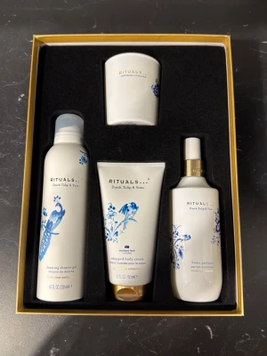Rituals Amsterdam Collection presentbox L - Lyxig presentbox från Rituals Amsterdam Collection med Dutch Tulip & Yuzu. Innehåller duschskum, body cream, doftspray och doftljus. Produkterna har vit bas med blått blommönster och gulddetaljer. Perfekt för dig som vill ha en exklusiv och fräsch doftupplevelse.