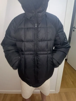 Fin jacka - Snygg jacka inga skador har aldrig använt den typ helt ny som de kom storlek M färgen är svart skön o tjock passar också S hör av er om ni är intresserade och gå in i mitt konto o kolla mina saker allt är billigt och priserna kan diskuteras 