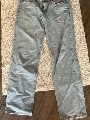 Ljusblå raka jeans lowaisted - Säljer ett par ljusblå jeans med rak passform och klassisk femficksdesign. Perfekta för en avslappnad och trendig look.
