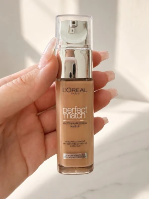 L'Oréal Perfect Match Foundation - Testat ett pump men passade inte min hud. L'Oréal Paris Perfect Match foundation i glasflaska med pump och silverfärgat lock. Färgen är medium beige med kall underton. Innehåller hyaluronsyra för extra fukt och smälter in naturligt i huden. Volymen är 30 ml.