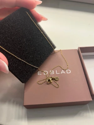Jättefint halsband från Edblad - Ett jättefint halsband från Edblad, det är 49 cm. 🤎