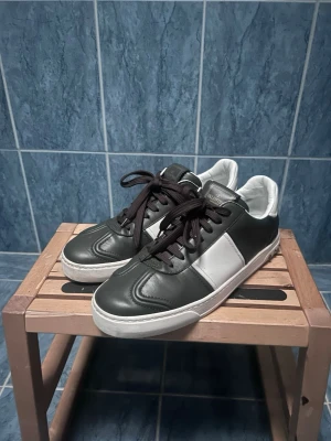 Valentino flycrew - Säljer nu dessa valentino flycrews i topp skick. Se bilder.  Bedöm skick själv utifrån bilder. St 41. Skolåda och extra skosnöre ingår Vid frågor hör av.