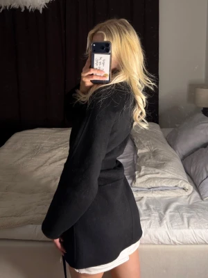 Svart kappa - Medellång svart kappa från Bubbelroom i storlek S. Mysig och otroligt fin - men har alldeles för många svarta kappor för att ha kvar alla. Denna är i nyskick då den använts en gång i våras.💞