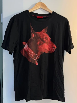 Hugo boss tshirt  - Cool Hugo boss tshirt med snyggt rött brösttryck 🌟