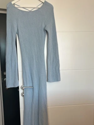 Klänning med öppen rygg - Maxi klänning från Nakd, säljs inte längre. Som ny knappt använd 