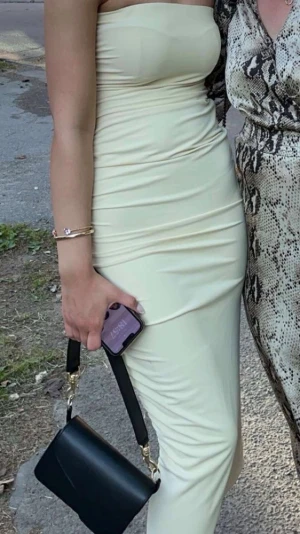 Ljusgul tubklänning - Ljusgul/pastell gul tubklänning i midi från Zara. Klänning är figurativ med små veck vid sidan. I storlek XS!