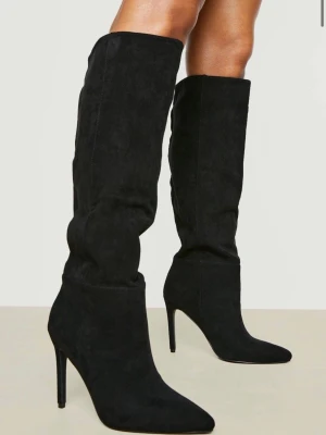 Svarta höga stövlar med klack - Såå snygga svarta stövlar i mockaimitation med spetsig tå och hög smal klack🫶🏼knappt använda 