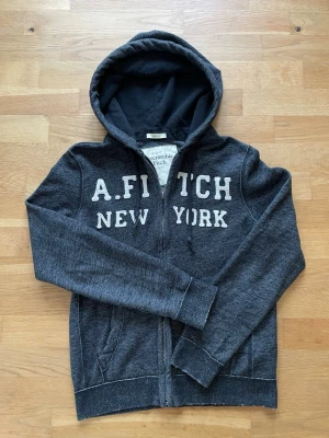 Abercrombie & Fitch ziphoodie - Utmärkt skick Normalstor S, modellen är 180 lång Priset går att diskutera Rabatt om man köper fler plagg! Fråga gärna om ni har frågor