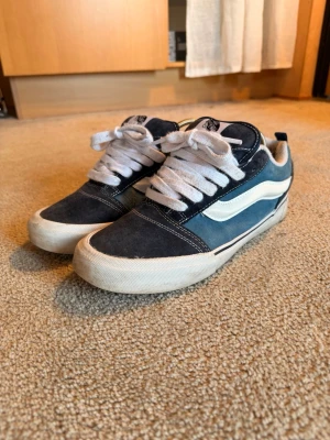 Vans Old Skool blåvita sneakers - Säljer ett par chunky marine blå vans då jag inte använder de längre, de har använts lite och har små synliga smutts scuffs men annars är de i riktigt bra skick!!   Pris kan diskuteras!