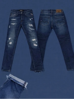 Mörkblå slitna jeans från Replay - Säljer ett par mörkblå jeans från Replay med slitningar och distressed detaljer framtill. Skriv om du har frågor 