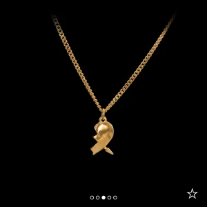 Maria Nilsdotter halsband - Säljer mitt Maria Nilsdotter halsband ena halvan i guld. Längd 45 cm. Har använt det försiktigt så det är i ett superfint skick. Box tillkommer