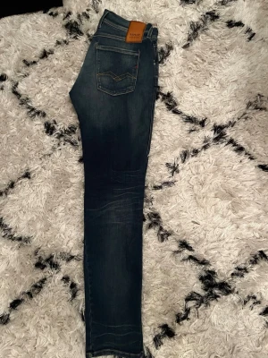 Replay Anbass  - Helt nya Replay jeans med lite tightare fit form, riktigt skön stretch och bra wash, skick: 10/10, nypris 1800+, strl: 32/32 Hör av dig vid funderingar 👍